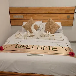 Uhoo's Lavish Oasis * Felidhoo