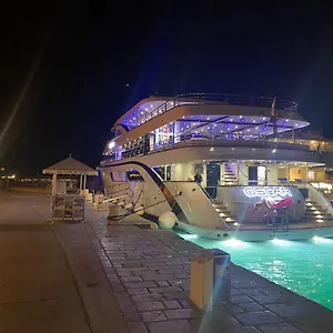 Botel Oscar Split Maldives *